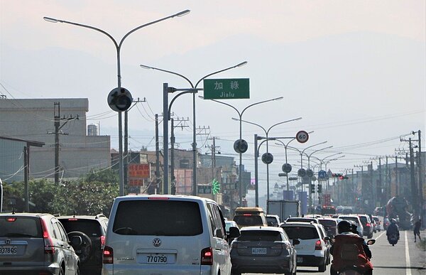 元旦連假首日,省道台1線和台17線交會處的屏東枋寮水底寮南下路段,上午就湧現車潮,警方一早就實施調撥車道因應。記者潘欣中/翻攝