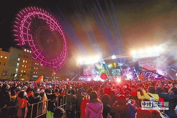 台中市今年跨年晚會不施放煙火，以摩天輪燈光秀送舊迎新。圖為去年麗寶樂園摩天輪燈光秀。（中國時報資料照片）