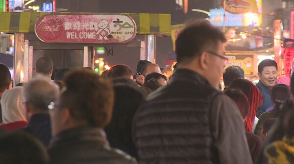 記者走訪高雄著名的六合觀光夜市，在地攤商表示韓國瑜當選後到現在，生意確實有明顯好轉，也感受到人潮回流。記者謝育炘／攝影