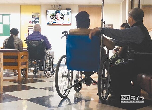 公共空間播放電視節目很常見,圖為醫院休息區內,民眾觀看新聞等節目打發時間。(姚志平攝)