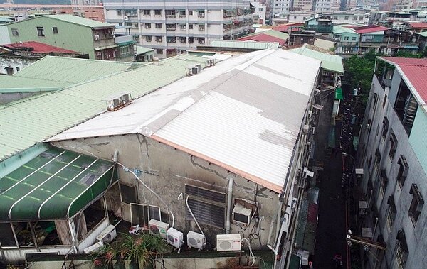 新北市從104年至今拆了1900多件頂樓加蓋或鐵皮屋加蓋等違建。示意圖/ 記者杜建重/攝影