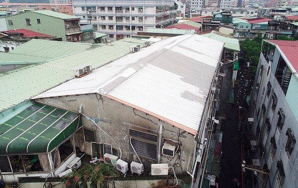 新北市從104年至今拆了1900多件頂樓加蓋或鐵皮屋加蓋等違建。示意圖／ 記者杜建重／攝影