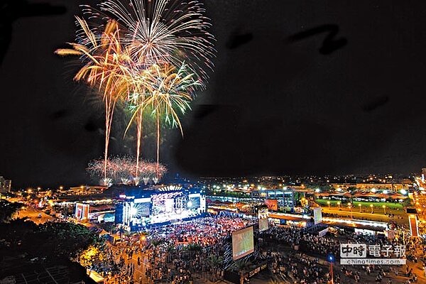 花蓮縣跨年活動「太平洋觀光節」邀請以「愛江山更愛美人」爆紅的吳蕚洋,與原唱歌手李麗芬合體演出,還有300秒煙火秀。(花蓮縣政府提供)