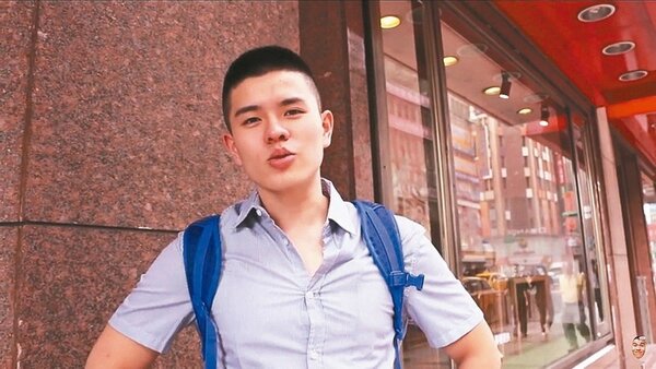 李興文的大兒子李堉睿化身網紅馬克斯M.O.B，曾在街頭拍實驗影片。 圖／摘自youtube