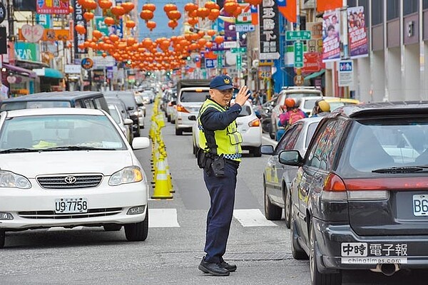 連假首日花蓮市區湧進車潮，花蓮警分局中午起加強警力交管。（花蓮警分局提供）