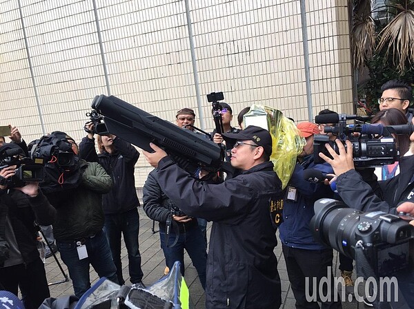 警方運用「空拍機攔截器」干擾空拍機飛行，帶領其回到地面。圖／信義分局提供