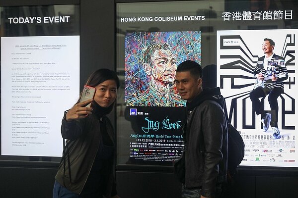 一連20場劉德華「My Love Andy Lau劉德華World Tour」前晚進行到第14場時,華仔因喉嚨發炎腰斬演出。 香港中國通訊社