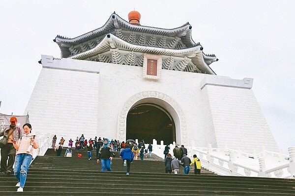 文化部向行政院提報中正紀念堂轉型方案,將朝展覽空間規畫;方案規畫現有建物都不會拆除,至於館內蔣中正銅像是否拆遷,就看與目標是否相容。 圖/聯合報系資料照片