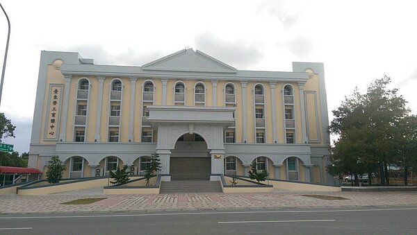 台東縣政府將整修完工的勞工育樂中心規劃14間套房,短期出租給返鄉工作的縣內單身青年,並在明年1月1日起開放申請。 記者尤聰光/攝影