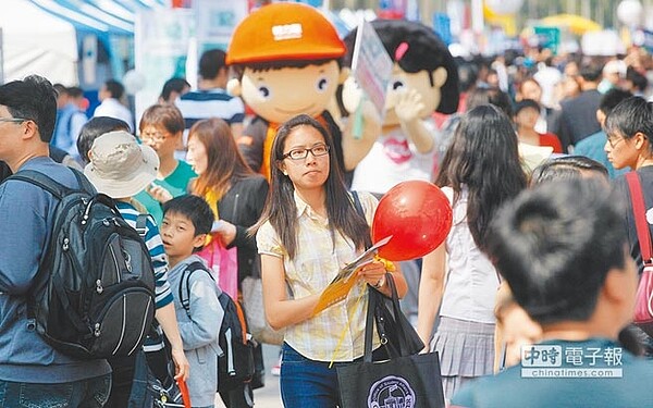 調查顯示,高達85%上班族想在農曆年前換工作。圖為民眾在就業博覽會尋找工作機會。(本報資料照片)