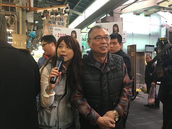 「柯家軍」陳思宇昨於士林市場掃街時,找上「學姊」黃瀞瑩、觀傳局長劉奕霆站台。 記者張世杰/攝影