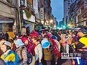 龍山寺點藥師燈　信眾擠破頭