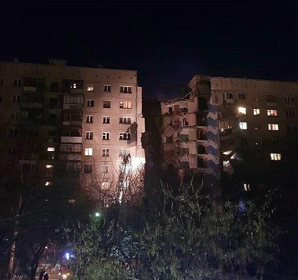 馬格尼托哥爾斯克市(Magnitogorsk)的一處公寓大樓31日疑似發生瓦斯氣爆事故。取自推特