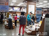 再見！高雄政大書局光華店暫別　搶便宜書要快