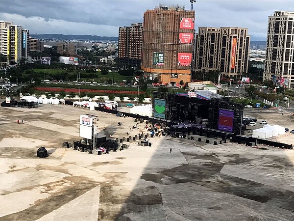 2019就愛桃園擁抱美好跨年晚會,首度移師到中壢青埔高鐵桃園站站前廣場舉行,會場舞台已完成布置。圖/桃園市觀光旅遊局提供