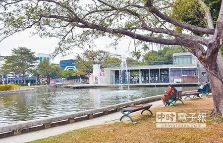 有網友將準備求婚的戒指埋在公園座椅上，隔日竟發現不翼而飛。圖非新聞人物。（林和生攝）