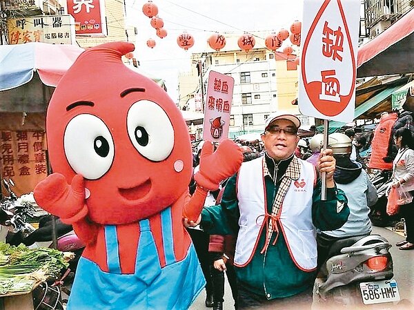 中彰投出現血荒,台中捐血中心人員到豐原媽祖廟一帶鼓吹捐血。 圖/台中捐血中心提供