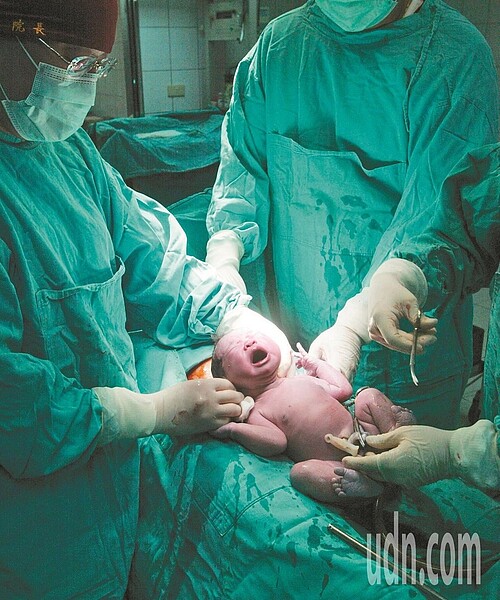 行政院七月底時通過「少子女化對策計畫」,但民眾抱怨「看得到吃不到」,對政策無感,養兒育女壓力相當大。圖/報系資料照片