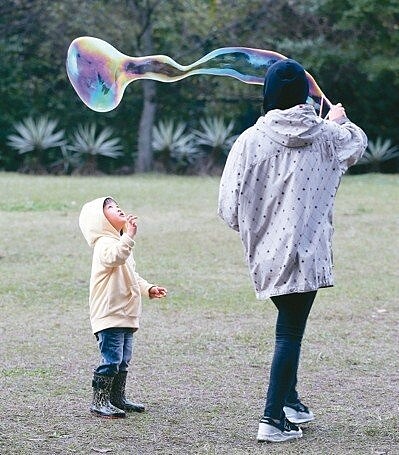 少子化浪潮席捲台灣。圖為小朋友在公園追著泡泡玩。記者邱德祥／攝影
