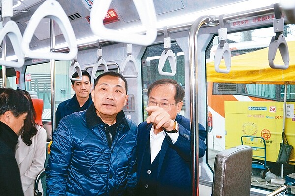 新北市長侯友宜昨天了解新式電動公車內部配備。 記者施鴻基／攝影