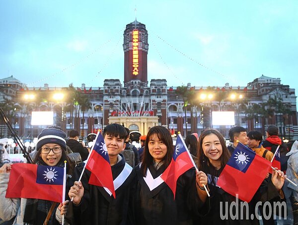 總統府元旦升旗活動在清晨六點三十分正式開始,民眾不畏寒風和細雨熱情參與。記者陳柏亨/攝影