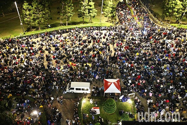 高雄義大世界施放999秒跨年煙火,吸引超過15萬人湧入欣賞新年煙火。記者劉學聖/攝影