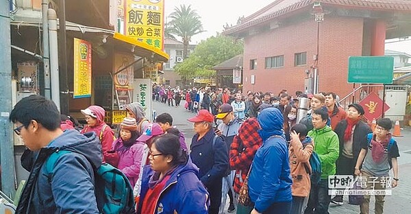 紫南宮首發招財錢母在前1天排隊人龍已超過2公里。(廖志晃攝)