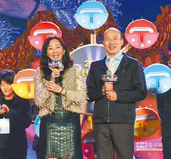 高雄市長韓國瑜、李佳芬伉儷出席「2019愛-Sharing 高雄夢時代跨年派對」，與民眾同樂。（林瑞益攝）
