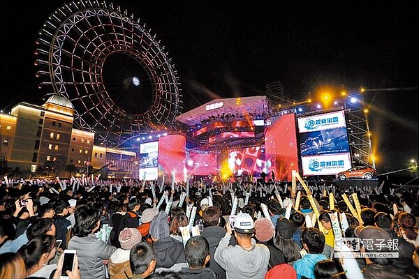 2019依舊幸福花現台中跨年晚會,在麗寶樂園摩天輪燈光秀中歡欣迎接2019年。(黃國峰攝)