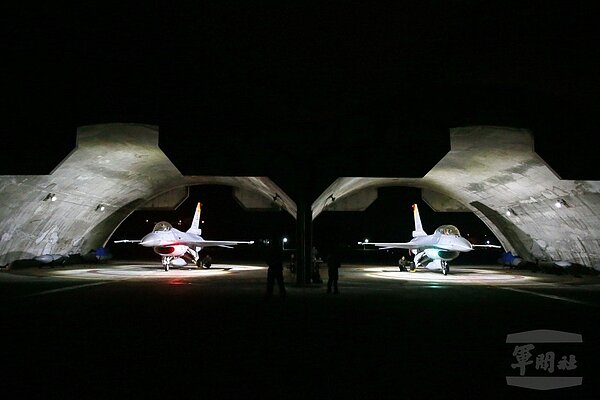 空軍迎接中華民國108年元旦第一道曙光,空軍第5聯隊藉清晨戰備訓練時機,配合花蓮縣政府升旗典禮,派遣5架F-16戰機組成大雁隊形,日出時分衝場通過知名景點七星潭上空。國防部披露戰機空中視角,花蓮雲層厚積,但海岸線清晰可辨,F-16戰機成為民眾曙光焦點。圖/軍聞社