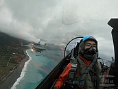 花蓮七星潭迎曙光　國防部披露F-16戰機空中視角