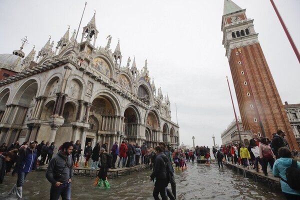 義大利國會已通過2019年政府預算案，將對威尼斯不過夜的一日遊旅客開徵入城稅。美聯社
