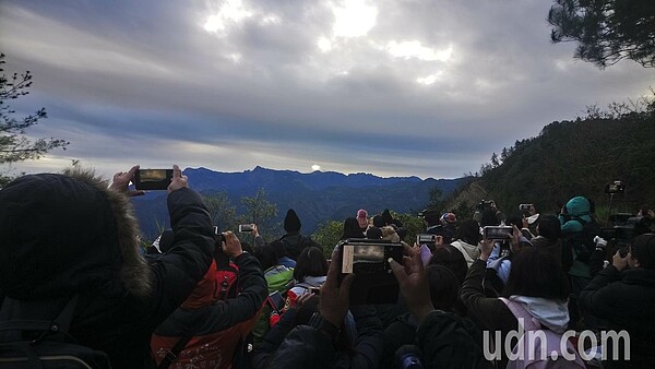 全即最高海拔，最晚的2019阿里山日出，只出現10秒還是讓民眾樂翻天。記者謝恩得／攝影 