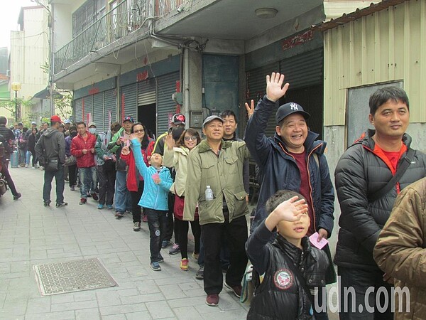 紫南宮上午發放錢母,信眾隊伍長達6公里。記者張家樂/攝影