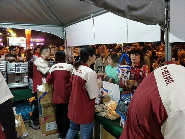 高雄夢時代及愛河周遭成為跨年黃金一級戰區，周邊湧入人潮創歷年新高。 7-ELEVEN/提供
