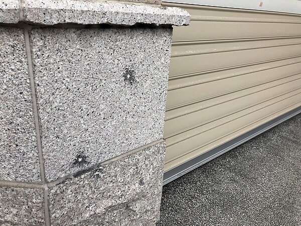 彰化縣秀水鄉安溪村今天凌晨傳槍響,一家當舖與住宅被人開了約50槍,幸好當時屋內無人,並無人受傷,連水泥柱都卡進子彈。圖/翻攝