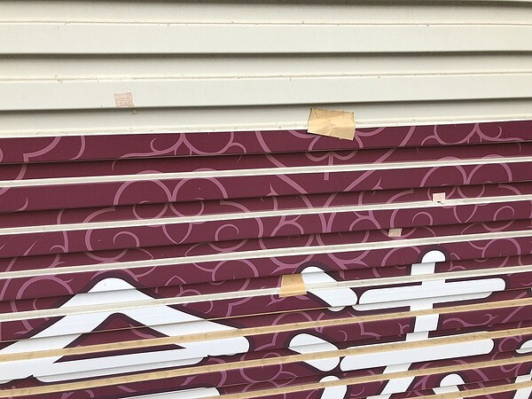 彰化縣秀水鄉安溪村今天凌晨傳槍響,一家當舖與住宅被人開了約50槍,幸好當時屋內無人,並無人受傷,被害人已用膠帶封住鐵捲門彈孔。圖/翻攝