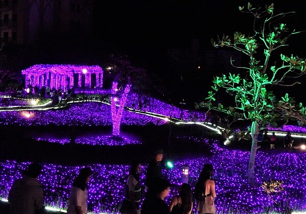 屏東車城鄉四重溪溫泉公園紫色燈海夜景迷人，吸引大批遊客，卻出現諸多缺乏公德心的亂象。記者潘欣中／攝影 