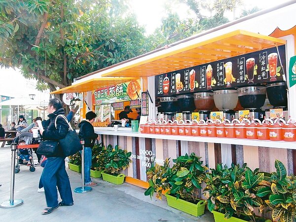 台中花博三園區共有53家餐飲店，但有攤商抱怨人潮不如預期，致買氣低迷，生意不好做。 記者余采瀅／攝影