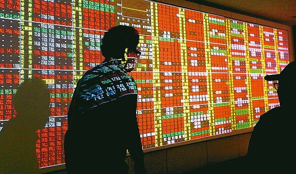 台北股市今天開紅盤，勞動基金至少有千億元的銀彈將著重布局台股，並優先挑選有應變能力、供應鏈分散的企業。 圖／聯合報系資料照片