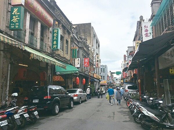 景氣冷,迪化街年貨大街傳出攤位不易招租。 記者張世杰/攝影