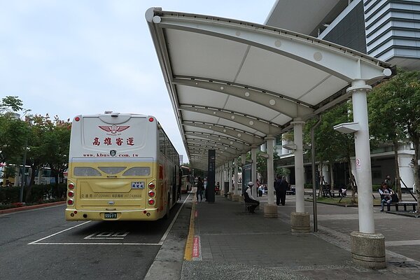 高雄市108年1月1日起實施「公車、計程車候車亭全面禁菸」。 記者徐如宜／攝影