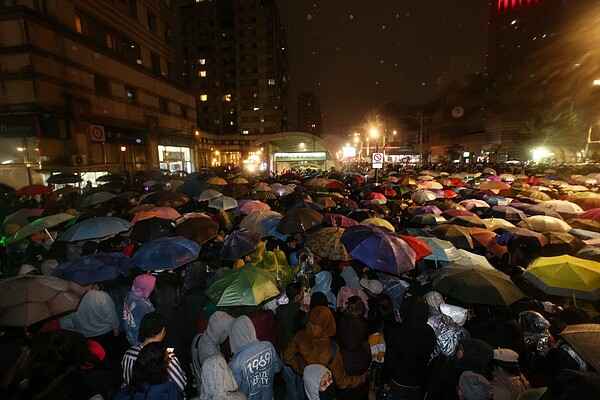 台北101煙火跨年晚會結束,人潮塞爆捷運台北101站。 記者蘇健忠/攝影