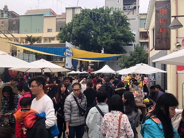 元旦連續假期出遊人潮大增,安平老街有不少旅客。記者綦守鈺/翻攝