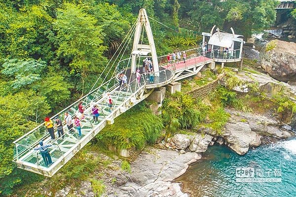 小烏來天空步道驚險刺激，最受旅客歡迎。（桃園觀旅局提供）