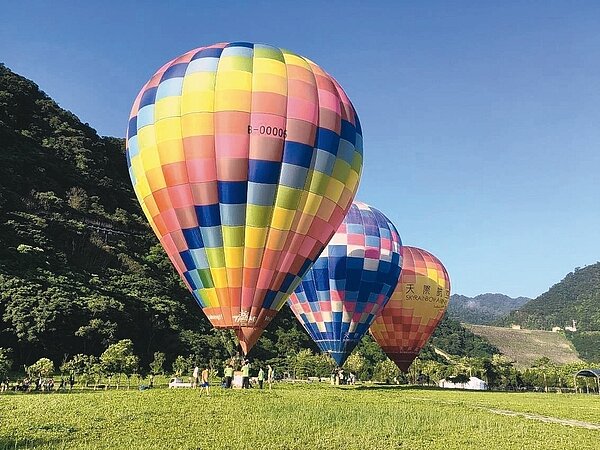觀光局推出暖冬遊擴大方案補助國旅,圖為2017石門熱氣球嘉年華。 報系資料照