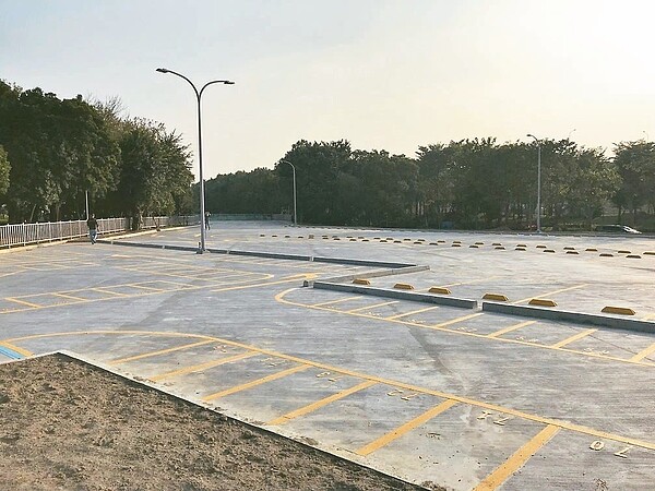 新北市板橋南雅西路環河公園旁一處1500坪公有地遭長期占用,新北市拆除大隊強拆後,闢建停車場,紓解當地停車需求。 記者陳珮琦/翻攝