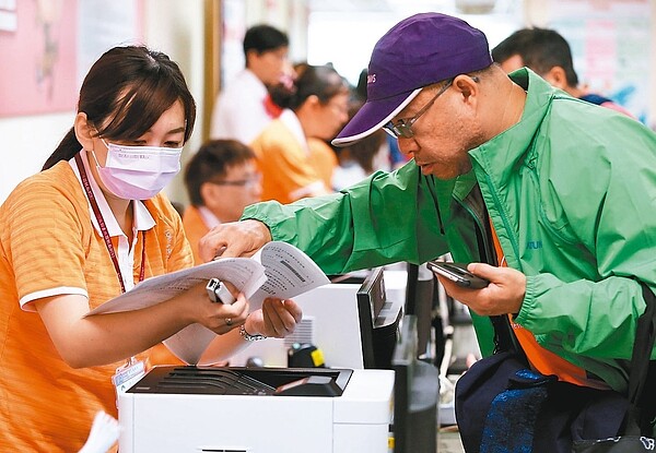 蔡英文總統元旦文告釋出將推動超徵稅收「還利於民」措施,可能實施類似負所得稅制,財政部卻有些為難。圖為去年民眾報稅情形。 圖/聯合報系資料照片