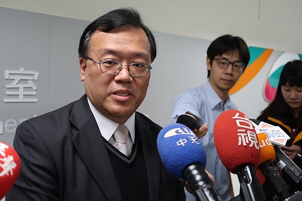 高雄市新任環保局長袁中新表示,高雄市為重工業區,去年空品不佳整體情形已有改善,改善率達兩成,還是應給予肯定。記者蔡孟妤/攝影