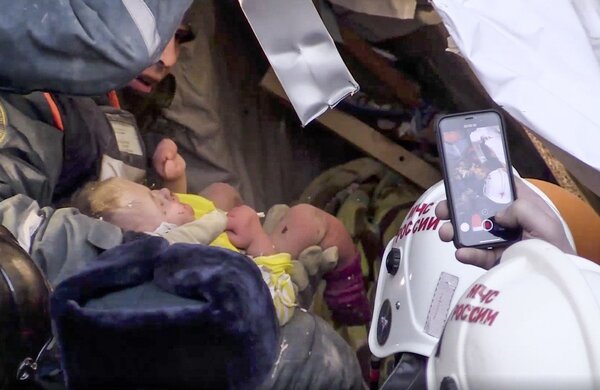 新年奇蹟！俄羅斯公寓大樓氣爆，1名11個月大的男嬰在-17度低溫下受困35小時，於元旦當天獲救。美聯社
